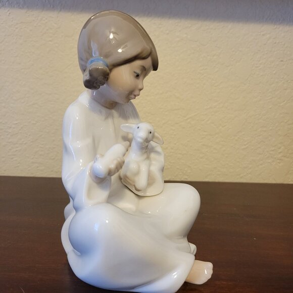 LLADRO NAO Spain PORCELAIN FIGURINE GIRL BOTTLE FEEDING A LAMB - No Box - Picture 4 of 6